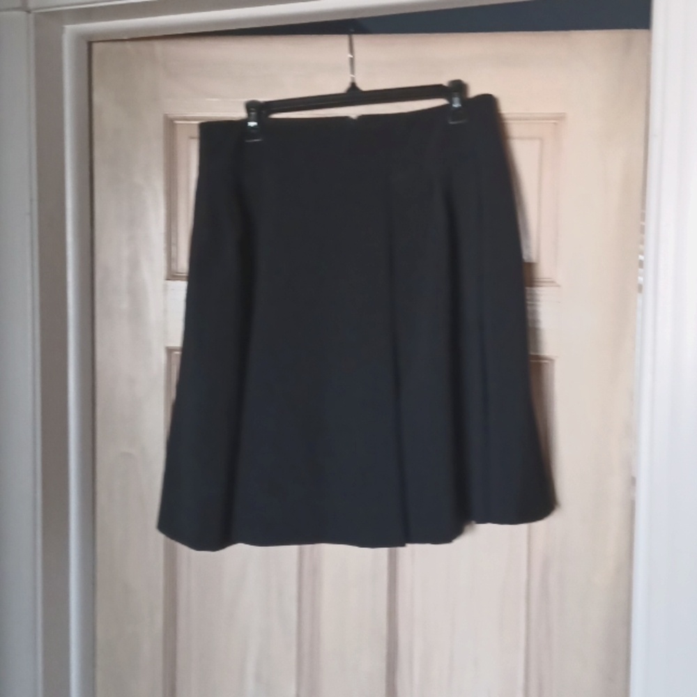 Avenue Montaigne Black Pleated Skirt: Knee Length